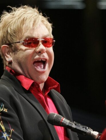 Elton John Salvador