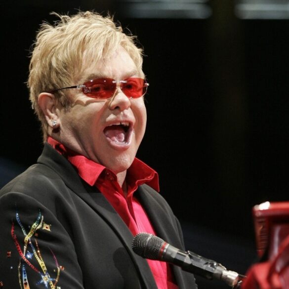 Elton John Salvador