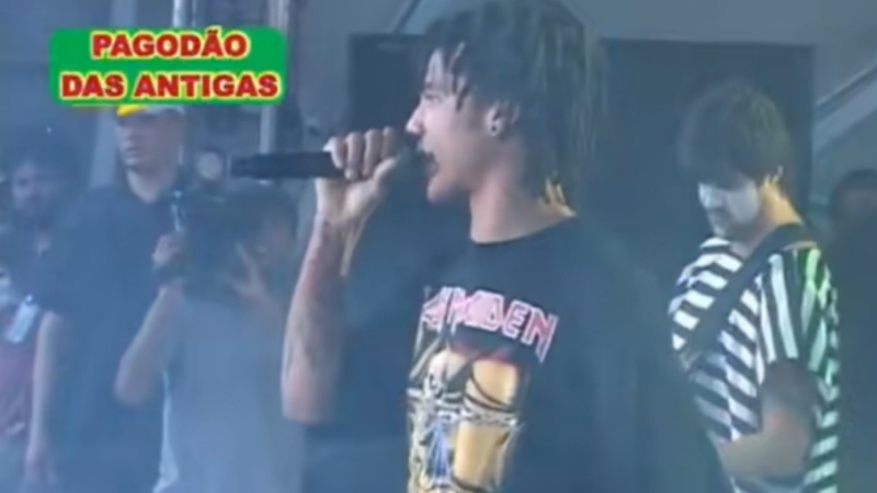 Edcity com uma camisa do Iron Maiden